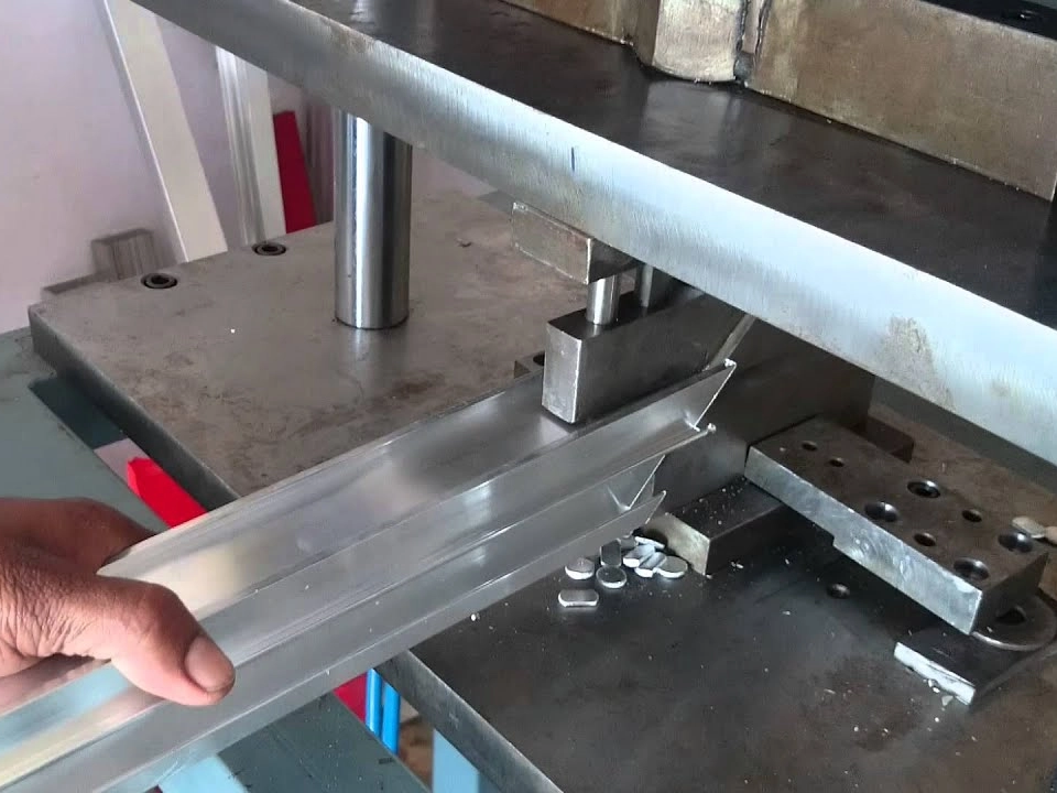 Aluminium-Extrusionsschneidemaschinen1_960_720.jpg